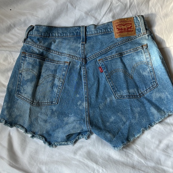 Levi tie dye Jean shorts - Picture 3 of 4